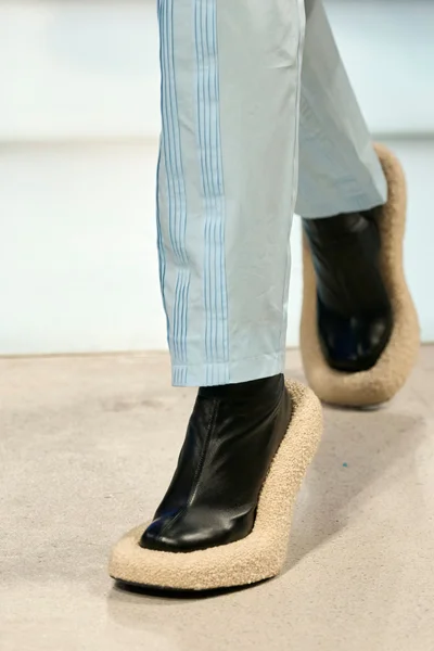 Look 100
